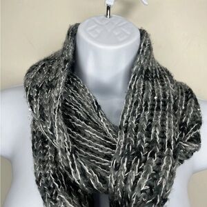 Elegant Gray Knit Scarf